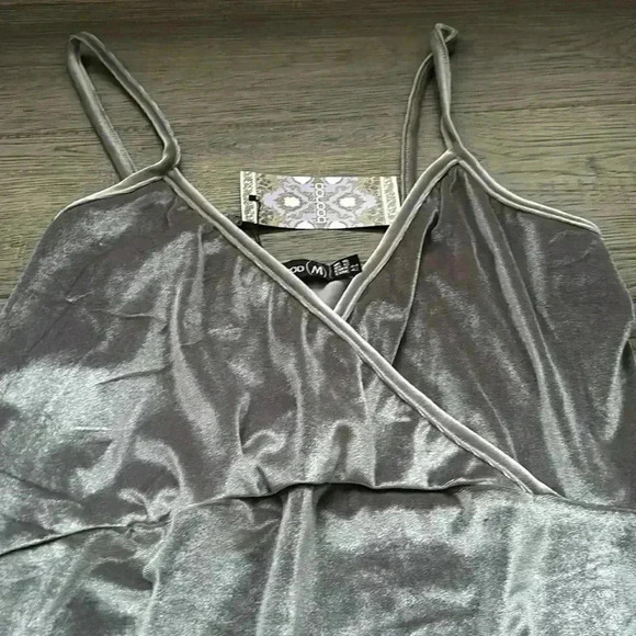 ✨🆕Boohoo🆕✨ | Karina velvet cami dress in silver - Picture 4 of 11